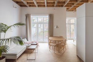 Byt G, Grau Architects: Logicky se nabízelo všechny vnitřní příčky odstranit a z rozděleného bytu vytvořit jeden souvislý prostor propojující všechny jeho zóny