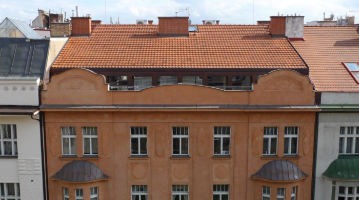 LÁBUS AA - Architektonický ateliér, rekonstrukce a nástavba bytového domu