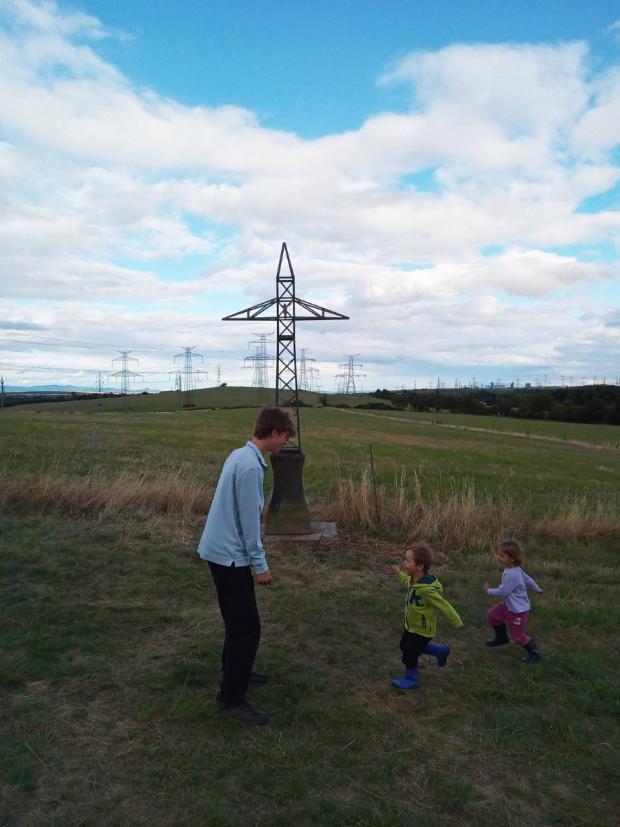 Z instalace (Josef Čančík; Wichterkreuz – návrat zmizelého)