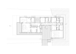 2 ram stavba (Vila zasazená do krajiny vinohradu; Atelier RAW)