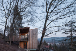 Přístup je ve výši prvního patra. (Dům Vlaštovka, Sodomka Sodomková Architekti)