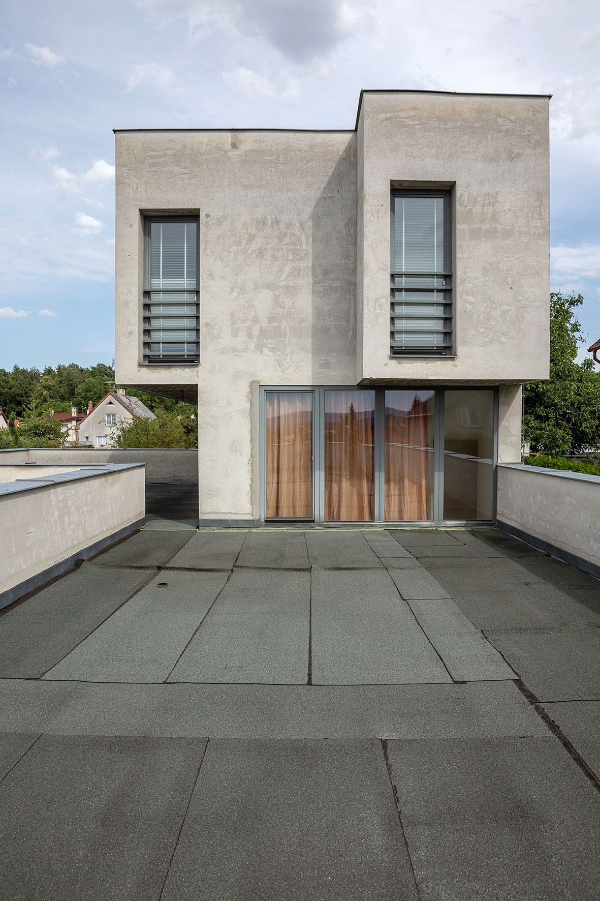 Střešní terasa na úrovni 2. NP přístupná z hostinských pokojů je do dnešních dní nedokončená.