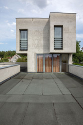 Střešní terasa na úrovni 2. NP přístupná z hostinských pokojů je do dnešních dní nedokončená.