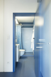 Maria Maninová (MAAT), Rekonstrukce bytu v Krči - modrobílá barevnost odkazuje k estetice Bauhausu a meziválečné moderny