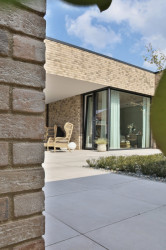 Bungalov s šedivým cihelným páskem na fasádě. Ten je podle majitelů pěkný i praktický na údržbu.