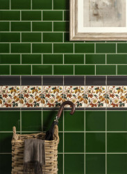 Viktoriánské chodby mívají stěny obložené barevnými dlaždicemi se soklovými prvky a dekorativními listelami.