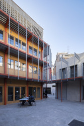 Bývalou továrnu La Comunal v barcelonské čtvrti Sants studio Lacol proměnilo v kulturní a komunitní centrum sdružující různé neziskové organizace a spolky.