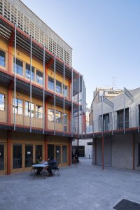 Bývalou továrnu La Comunal v barcelonské čtvrti Sants studio Lacol proměnilo v kulturní a komunitní centrum sdružující různé neziskové organizace a spolky.