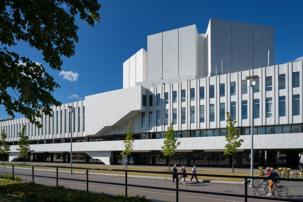 Nejmladším dílem Aaltových v UNESCO je Finlandia Hall (1962–1975), kongresová a koncertní hala v Helsinkách, která byla původně navržena jako součást nového centra města. Nakonec se z něj zrealizovala pouze tato monumentální stavba obložená bílým mramorem.