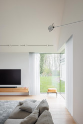 Obývací pokoj s rohovým oknem přes celou výšku místnosti (Dům u vinohradu, ARCHITEKTI mikulaj & mikulajová )