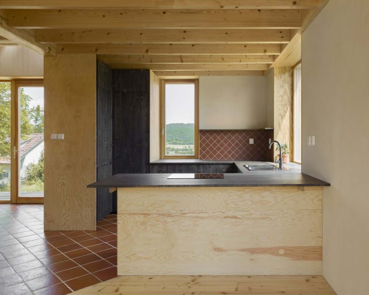 Celý interiér nabízí úžesný výhled do okolní krajiny. (Casa De Mi Luna, Studio Circle Growth)