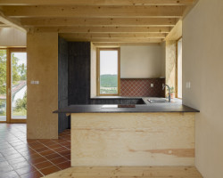 Celý interiér nabízí úžesný výhled do okolní krajiny. (Casa De Mi Luna, Studio Circle Growth)