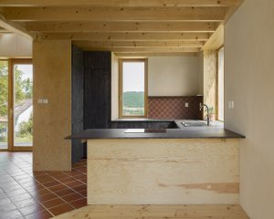 Celý interiér nabízí úžesný výhled do okolní krajiny. (Casa De Mi Luna, Studio Circle Growth)