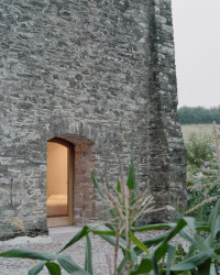 Ateliér TYPE proměnil opuštěnou kamennou stodolu poblíž britského Devonu na rodinné bydlení