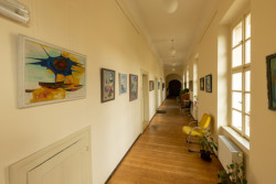 V přízemí hlavního středního křídla je od roku 2018 provozováno turistické informační centrum s kavárnou