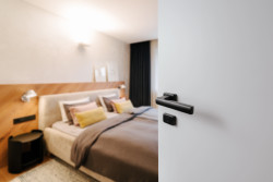 Pro všechny otočné dveře v interiéru zrekonstruovaného rodinného domu na pražském Žižkově zvolila designérka kliky Mini-S od českého výrobce M&T