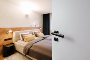 Pro všechny otočné dveře v interiéru zrekonstruovaného rodinného domu na pražském Žižkově zvolila designérka kliky Mini-S od českého výrobce M&T