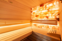 Solná stěna v sauně vytváří designový prvek, je ale zároveň zdrojem zdraví prospěšného „mořského“ ovzduší. 