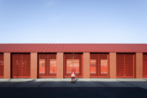 Hasičská zbrojnice a zázemí technických služeb Líbeznice od Ehl & Koumar architekti
