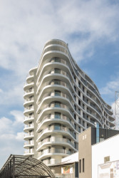 V patnáctipodlažním objektu je 215 bytů určených k pronájmu. Zájem o byty byl nečekaně velký