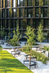 Lavička Vera Solo byla navržená tak, aby se dala snadno integrovat do prostředí historického i současného. A tak jí také architekti používají.