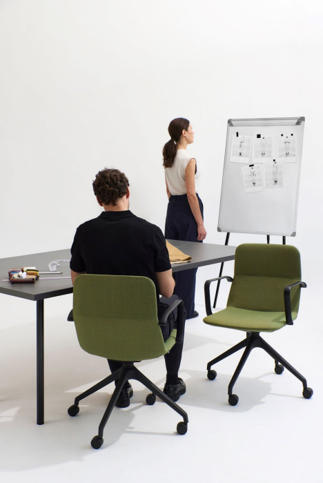 Designová konferenční židle Flexi Light od italského studia Orlandini Design.