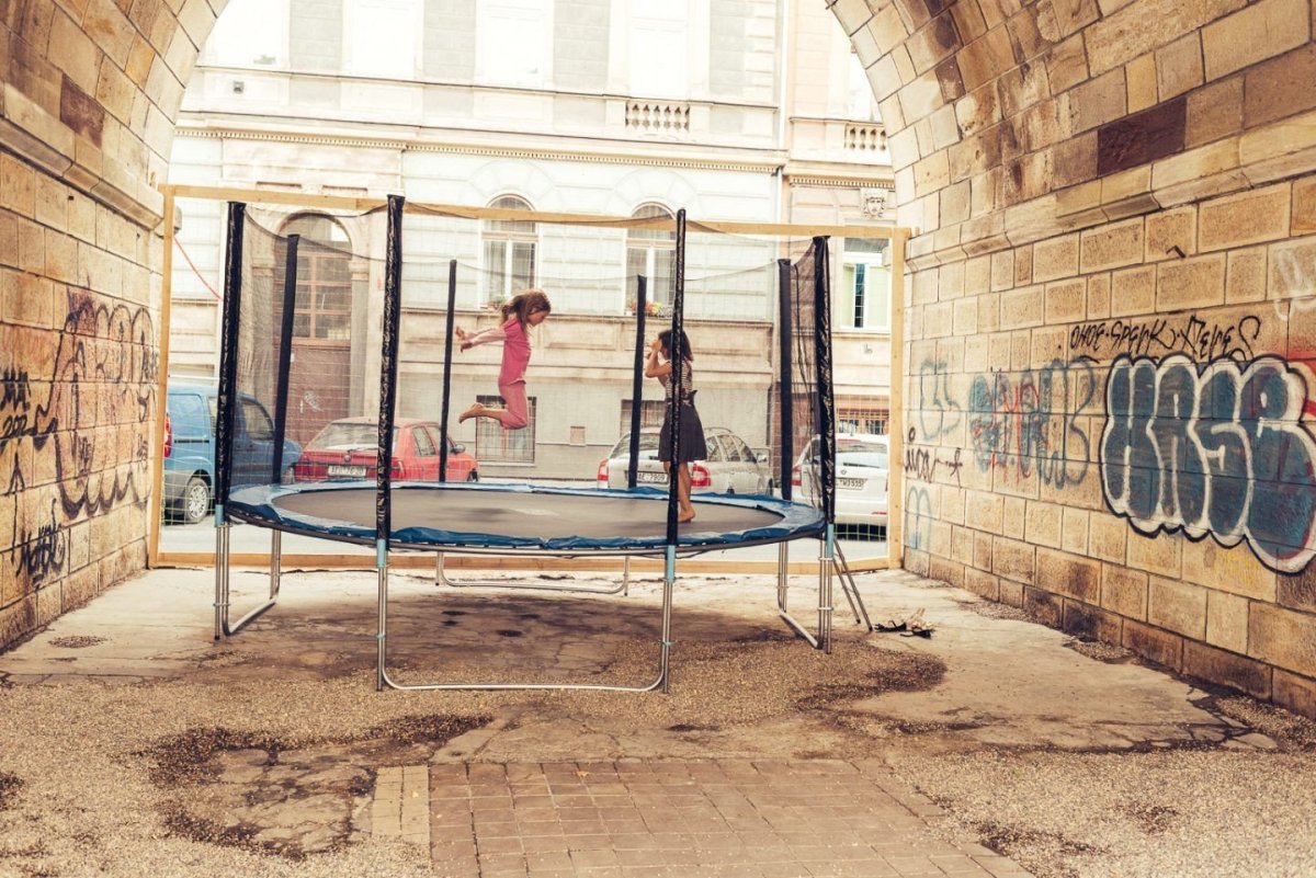 Léto pod Negrelliho viaduktem