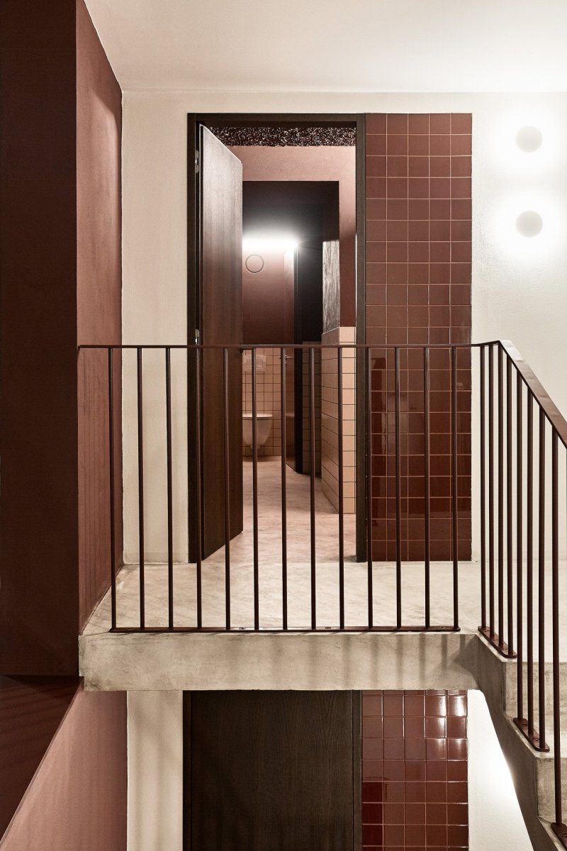 Hnědočervený tón vládne i barevnému odstínu na toaletách. (Mezi Srnky, Markéta Bromová Architekti)