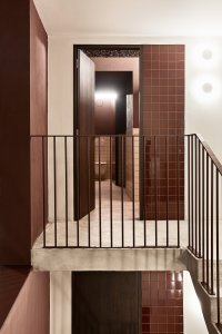 Hnědočervený tón vládne i barevnému odstínu na toaletách. (Mezi Srnky, Markéta Bromová Architekti)