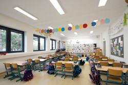 Interiér září novotou a na pohled se nijak neliší od běžných tříd.