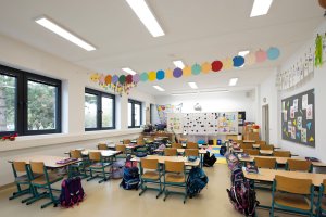 Interiér září novotou a na pohled se nijak neliší od běžných tříd.