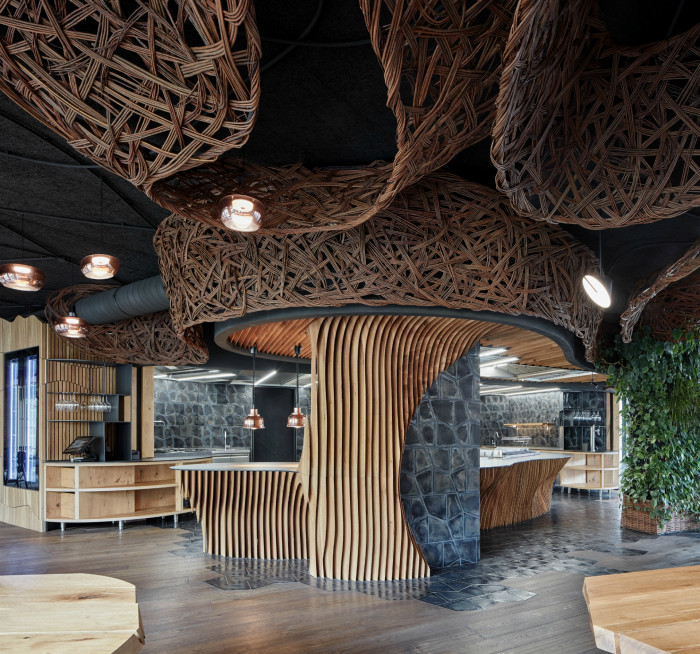 Steak Restaurant v prostorách bývalé STK autodílny, Komplits