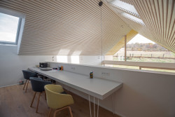 Skvadra architekti - Přestavba stavení v severních Čechách: Pohled do nové stavby, společná pracovna