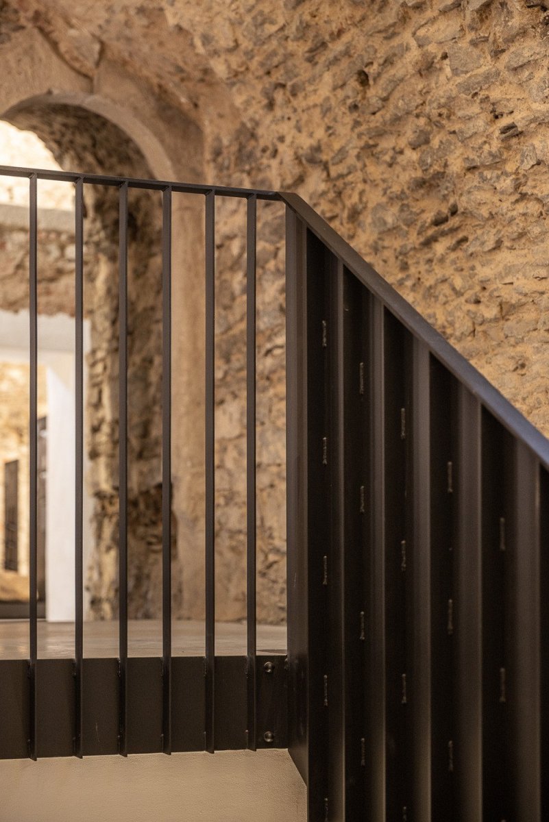 Expozice Skrytý středověk na zámku Bílovec, opus architekti: Detail kovového zábradlí