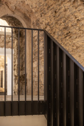 Expozice Skrytý středověk na zámku Bílovec, opus architekti: Detail kovového zábradlí