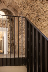 Expozice Skrytý středověk na zámku Bílovec, opus architekti: Detail kovového zábradlí