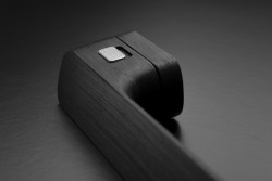 Klika Minimal 2.0 - integrované WC/ koupelnové uzamykání, povrchová úprava chrom černý broušený, design Roman Ulich