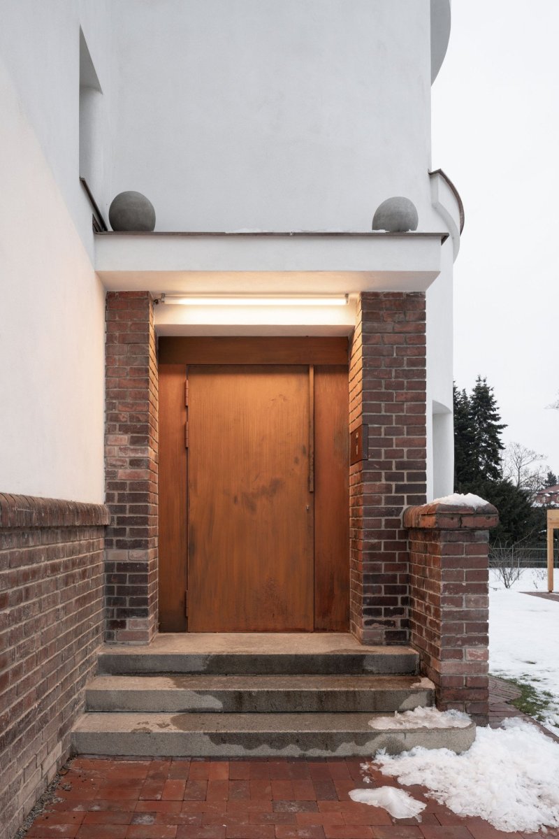 Obložená je režnými cihlami, stejně jako sokl a další části domu. (Rekonstrukce a přístavba k vile v Praze-Vinohradech, PAPUNDEKL ARCHITEKTI)