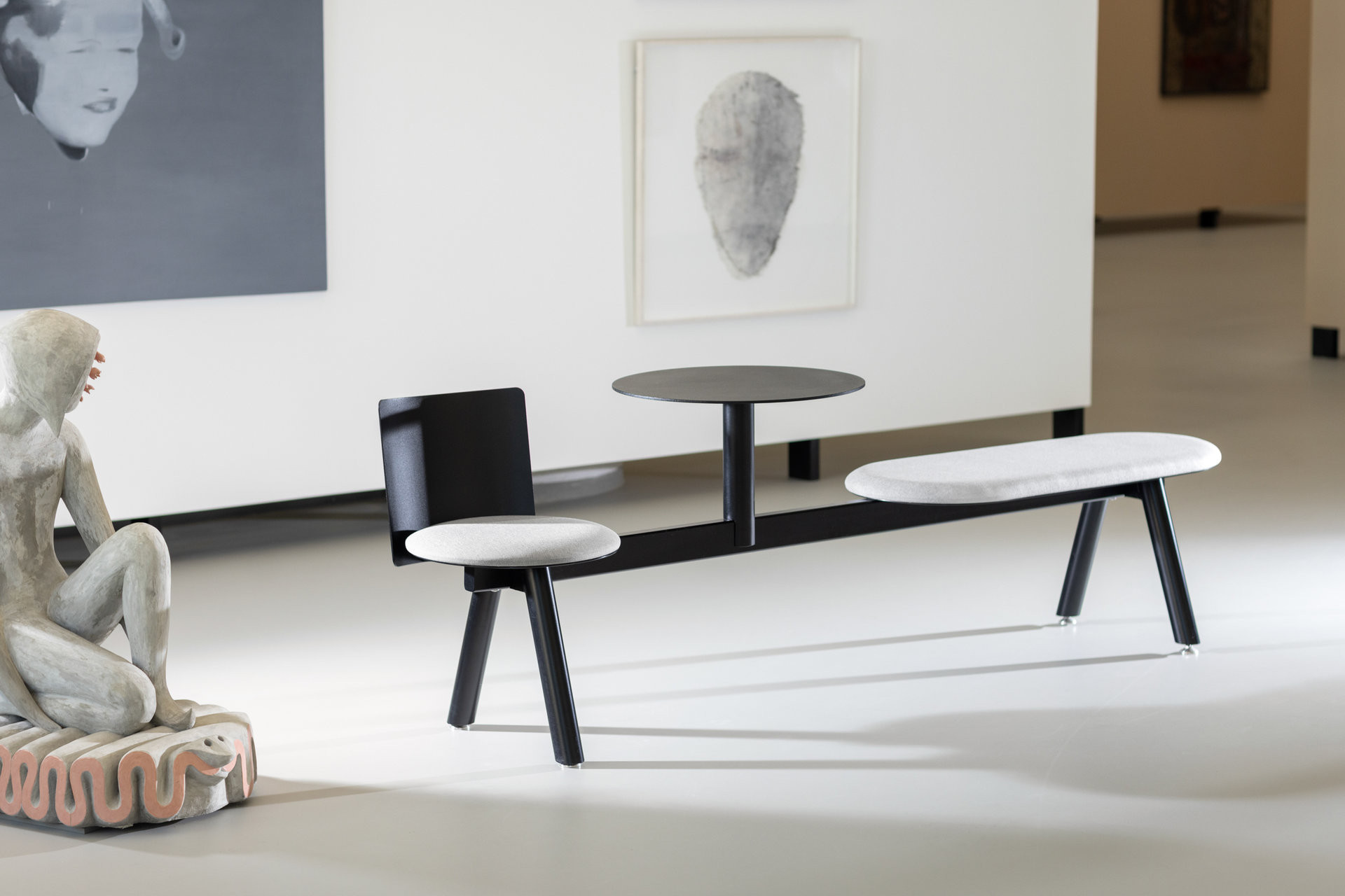 Mmcité proniká díky čalouněným sedákům také do interiérů