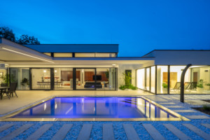 Moniéra je charakteristickým architektonickým prvkem domu a tvoří také zastřešení teras na západní straně domu. (Villa Všemina; Kareš Arch)