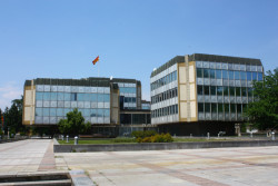 Budova parlamentu ve Skopje před přestavbou.