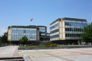 Budova parlamentu ve Skopje před přestavbou.