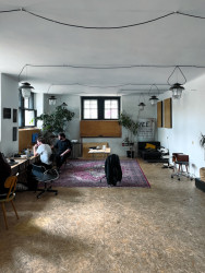 Tamti architekti aktuálně sídlí v společném co-worku na Vinohradech - Svět Hub. Ten je sice jejich slovy moc fajn, ale aktuálně usilovně hledají vlastní ateliér, kde mohou společně tvořit architekturu i tzv. "felit".