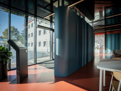 Mjölk architekti ve spolupráci s interiérovou designérkou Jitkou Třmínkovou navrhli jídelnu děčínské firmy RYKO.