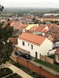Rodinný dům v Zámeckí ulici – nenápadně elegantní (pohled od zámku). Foto: Matěj Beránek
