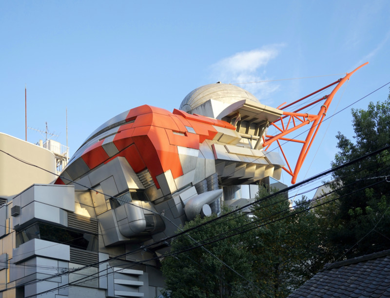 Výstava postmoderní architektury Japonska se koná ve Winternitzově vile. Na fotografii Aoyama Technical College v Tokiu architekta Makota Sei Watanabeho