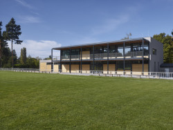 Kabiny FK Klánovice, 20-20-ARCHITEKTI: Dále se zde nachází bufet s výdejem přes okénko do krytého prostoru pod tribunou, zázemí pro rozhodčí a místnost s technologiemi. V patře je zase klubovna, kancelář a posilovna odkud je výhled na hřiště