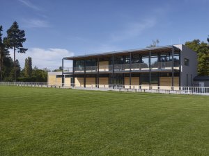 Kabiny FK Klánovice, 20-20-ARCHITEKTI: Dále se zde nachází bufet s výdejem přes okénko do krytého prostoru pod tribunou, zázemí pro rozhodčí a místnost s technologiemi. V patře je zase klubovna, kancelář a posilovna odkud je výhled na hřiště
