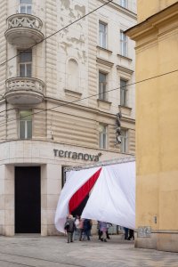 Opony jsou z jedné strany bílé a z druhé červené, což značně proměňuje výsledný dojem. (Peer Collective a Kateřina Šedá, Festival vánočních zlozvyků)