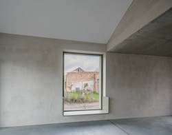 V interiérech jsou přiznané stavební materiály. V přístavbě jsou to broušené cihly a v bývalém hospodářství tradiční cihly. (Rodinný dům s ateliérem, Helga Blocksdorf Architektur)